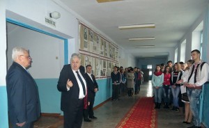 Academiceanul Valeriu Matei împreună cu elevii de la liceul "Mihai Eminescu" or. Ungheni
