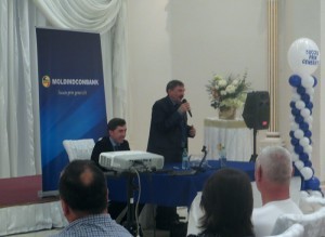 Participanţii la seminar sunt saltuţi de către Leonid Talmaci