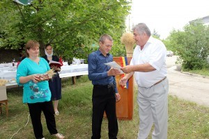 Nicanor Buzovoi înmânează diplome celor mai buni plugari din gospodărie 