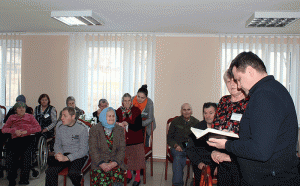 Jurnaliştii la discuţii cu beneficiarii centrului Foto: Oxana DIACONU