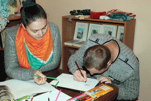 Psihopedagogul Cristina Potânga îl ajută pe Marin să facă schiţa unei biserici.