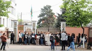 Participanţii s-au mobilizat să o susţină pe Khadija Ismaylova, jurnalistă de investigaţie condamnată în Azerbaijan. Foto: API