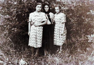 Alexandra Malanciuc cu fiicele Zinaida şi Alexandra, regiunea Tomsk, 1954.