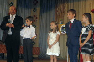 Alexandru Plăcintă este felicitat de elevii Școlii Primare „Spiridon Vangheli”