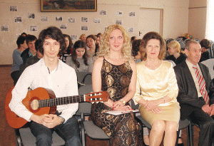 Natalia Zagoreanu (în centru) împreună cu fiul și părinții