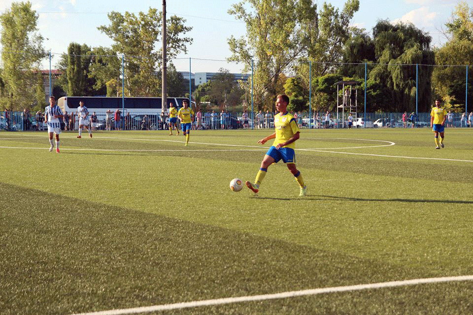 Meci de fotbal pe stadionul din Nisporeni. Foto: Dionis Secreieru