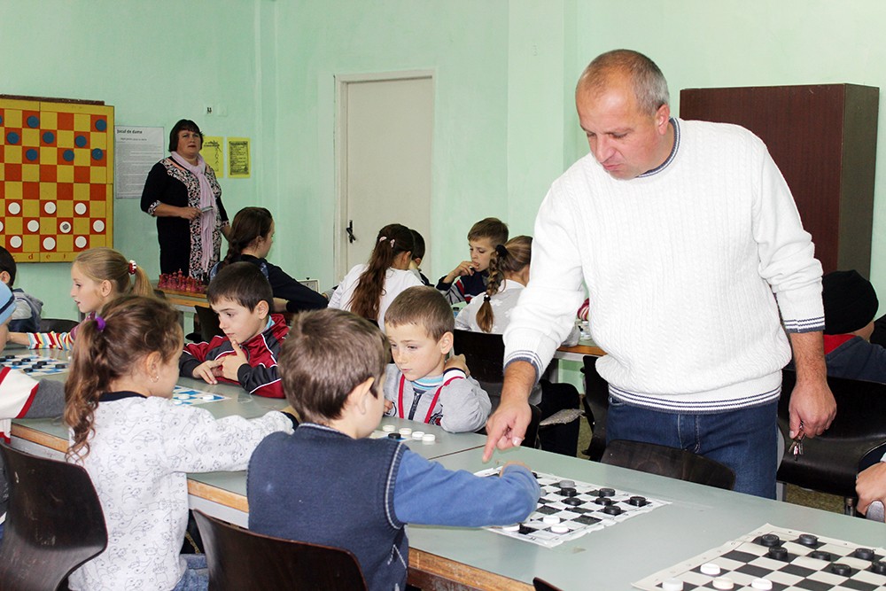 Antrenorul Igor Rotaru cu elevii săi