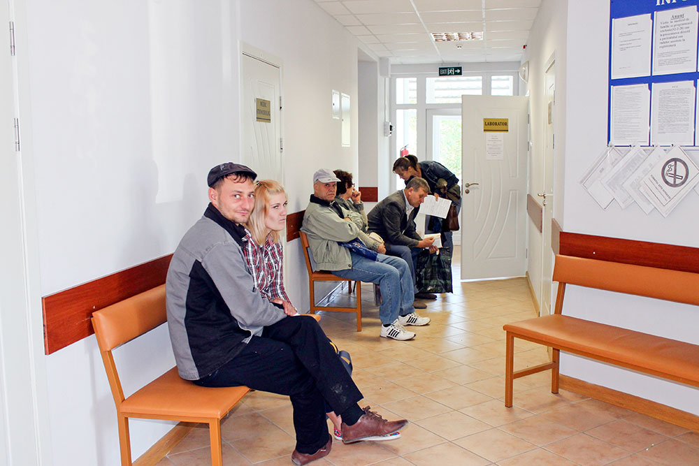  Pacienţii îşi aşteaptă rândul pentru fi consultaţi de medici