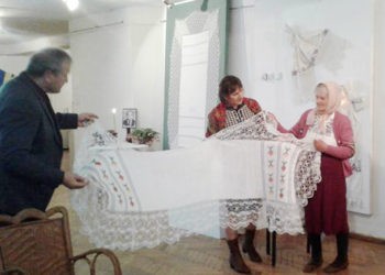 Țesute cu lacrimi