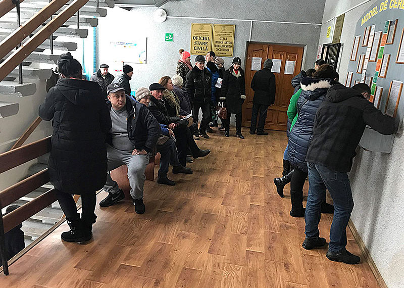 Nesfârșitele cozi de pretutindeni!