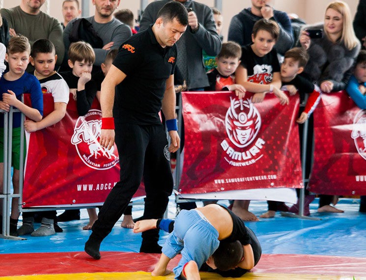 Unghenenii sunt buni și la grappling