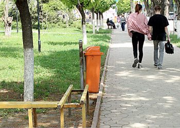 Ne vrem europeni cu două scânduri