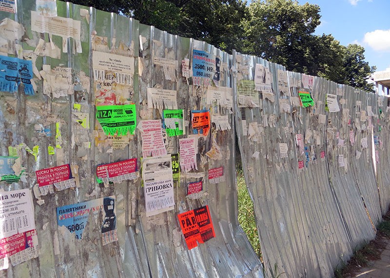 Mergem în Europa  cu stegulețe pe garduri