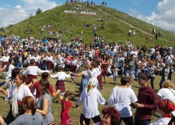 Au lăsat grijile acasă și au mers să sărbătorească câmpenește