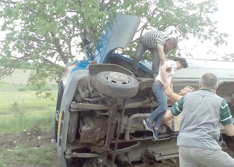 Un autobus s-a răsturnat în șanț