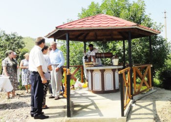 Oamenii au reparat capital o fântână de vreo sută de ani