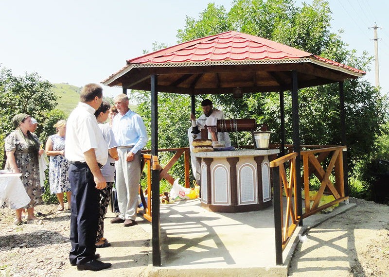 Oamenii au reparat capital o fântână  de vreo sută de ani