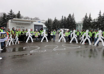Cu lumânări, mesaje și pliante informative – așa au fost comemorate victimele accidentelor rutiere la Ungheni