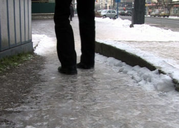 E lunecos în curți și pe străzi