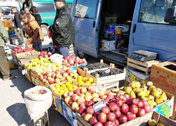 Lipsa pieței de desfacere dă bătăi de cap  producătorilor de mere și struguri