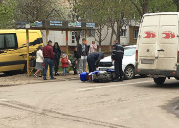 Ungheni: o motocicletă „a pupat” mașina poliției