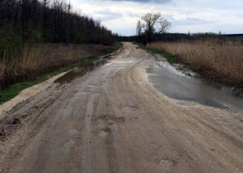 VIDEO. La șapte moașe lacul inundă drumul