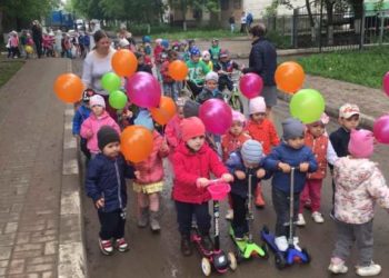 FOTO. Pe biciclete și trotinete au militat pentru climă