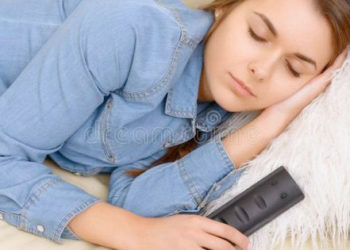 A-ți face somnul cu televizorul în funcțiune e un risc de obezitate