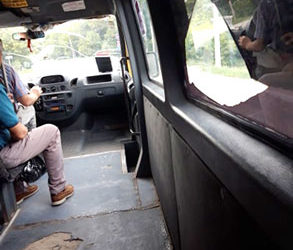 Pasagerii susțin că microbuzele sunt vechi și incomode, iar administrația nu e de acord