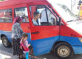 Pasagerii susțin că microbuzele sunt vechi și incomode, iar administrația nu e de acord