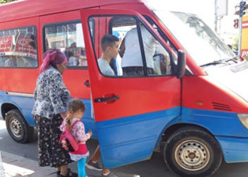 Pasagerii susțin că microbuzele sunt vechi și incomode, iar administrația nu e de acord