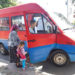Pasagerii susțin că microbuzele sunt vechi și incomode, iar administrația nu e de acord