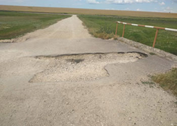 FOTO. Podul nu ar fi avariat, dar pe mijloc are o gaură