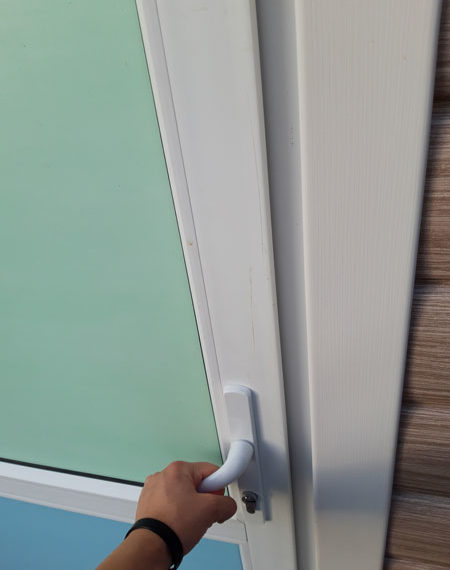 Toaleta publică era încuiată