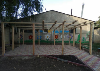 Vrea să dea culoare unui perete trist. Primul care a răspuns apelului e un pictor profesionist