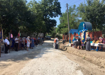 La Cetireni au fost restaurate  o răstignire, un pod și o fântână