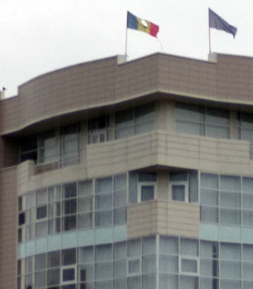 Un Palat al Justiției la Ungheni cu drapel de stat zdrențuit