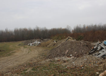 FOTO. Deșeuri aruncate pretutindeni, numai nu în groapa de gunoi