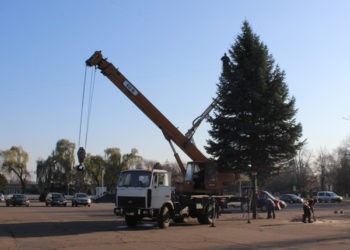 Ungheni: Se instalează bradul pe Piața Independenței