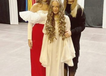 Două unghenence câștigătoare la un concurs internațional de muzică și dans