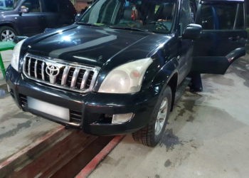 Mașină de lux căptușită cu țigări de contrabandă