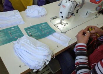 Speranță în vreme de criză. O croitorie s-a reprofilat în fabricarea măștilor