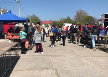 FOTO. Piața agricolă și-a redeschis porțile – producătorii agricoli s-au întors la tarabele lor
