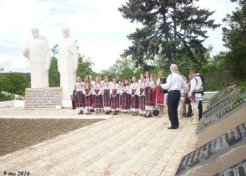 „De-ar fi în lume pace… De n-ar mai fi război…”