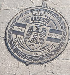 Specialist: Imprimarea însemnelor  heraldice pe capace de canalizare –  o adevărată artă heraldică