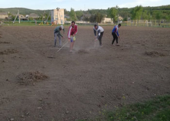 La Mănoilești se amenajează  un teren sportiv după standarde