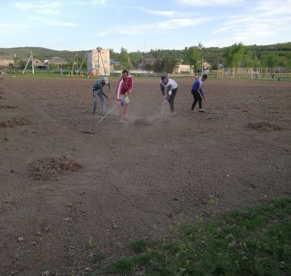 La Mănoilești se amenajează  un teren sportiv după standarde