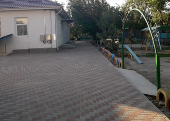 Pavaj nou în curtea grădiniței de la Semeni