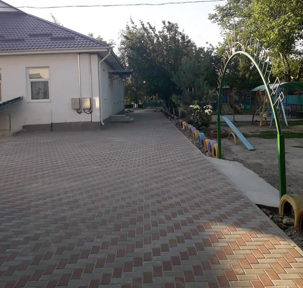 Pavaj nou în curtea grădiniței de la Semeni