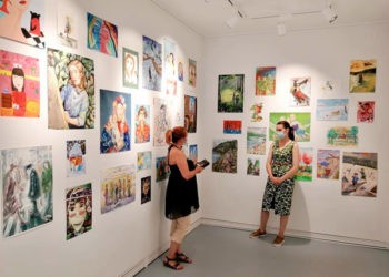 Aventură  extraordinară în 2020. O asociație culturală din București a expus desene ale tinerilor pictori ungheneni